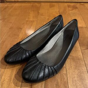 Life Stride Black Leather Flats with Pleated Toe